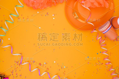 装饰为传统庆祝国王日在荷兰。黄色背景上的狂欢节装饰。一个免费的文本空间。平的。
