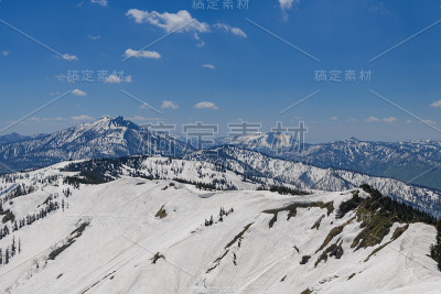 在春天，从爱祖玛阁山上看久臣阁和智武阁