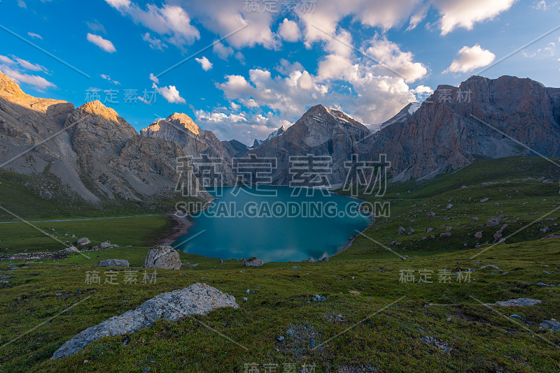 雄伟的中国雪山。令人惊叹的中国自然景观。美丽的湖景。