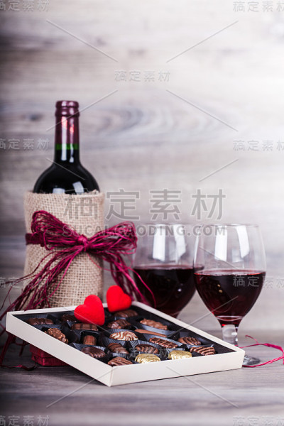 几杯葡萄酒和巧克力