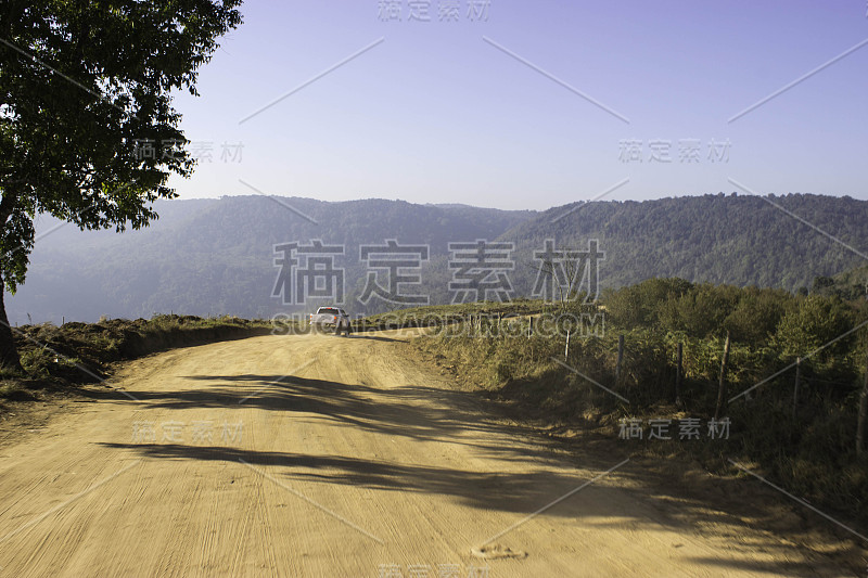 可以看到山脉和山路。Loei、泰国