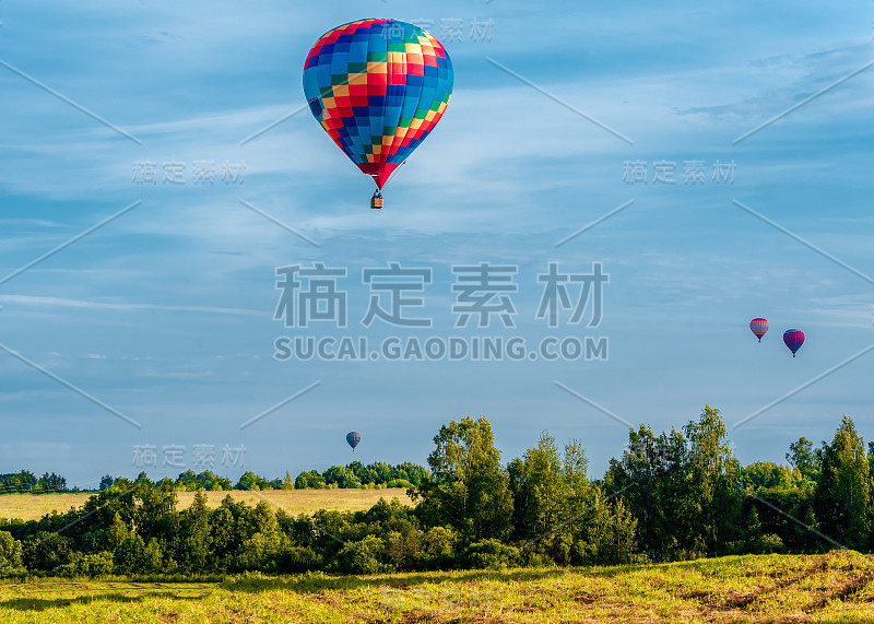 五颜六色的热气球在蓝色的天空中飞翔。气球节-俄罗斯的金戒指- Pereslavl Zalesskiy