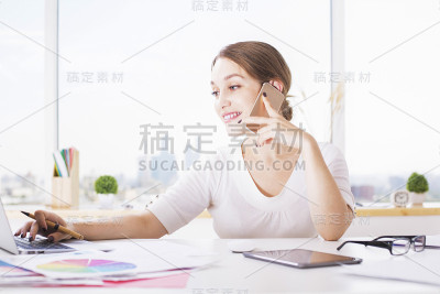 电话里的漂亮女商人