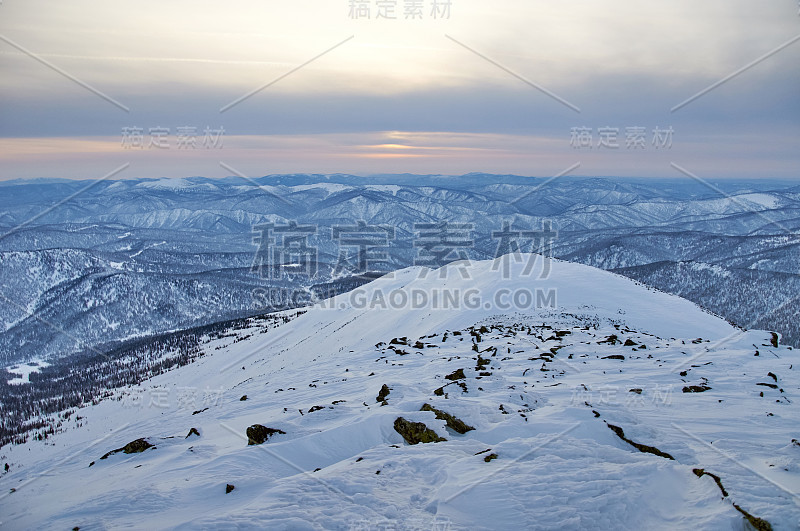 徒步登山。积雪盖顶的山脉。