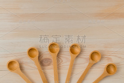 一套木制汤匙在木制背景，复制空间