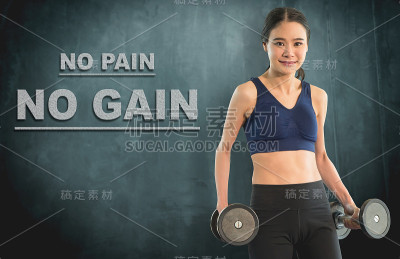 苗条的锻炼女性用哑铃不劳无获的概念