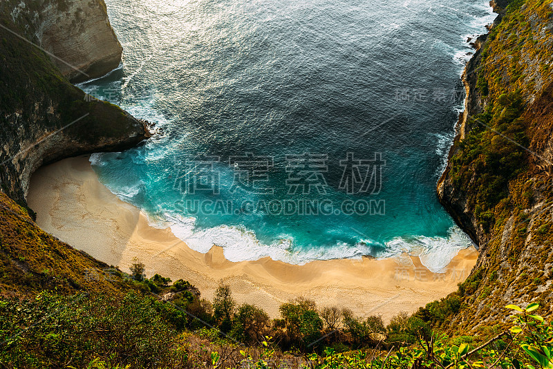 美丽寂寞的日落海滩。鸟瞰图的绿松石海浪在克林金海滩，努萨佩尼达岛在巴厘岛，印度尼西亚。巴厘岛的海滩。