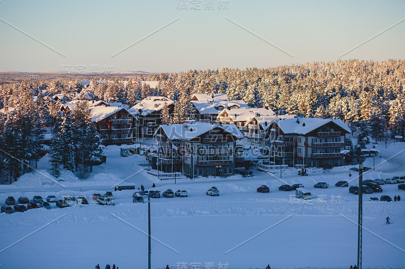 美丽的充满活力的空中冬季山景滑雪胜地，阳光明媚的冬日与斜坡，滑雪场和滑雪缆车