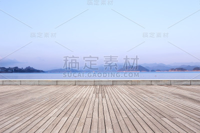 空木地板与美丽的湖