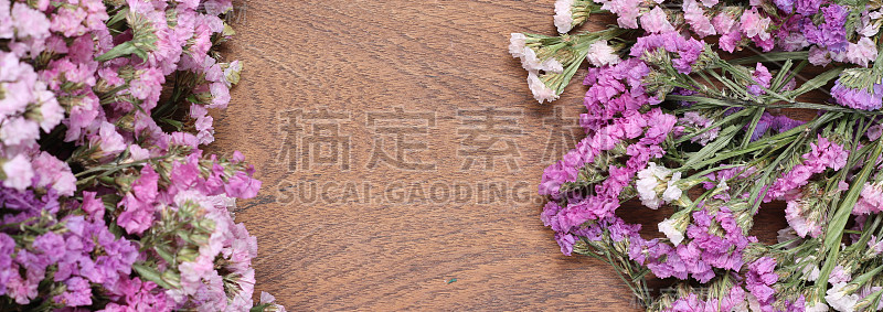 木地板上有花