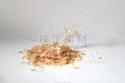 白色背景中的鲣鱼薄片