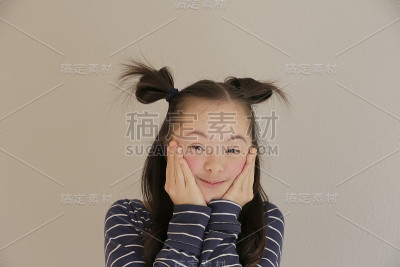 可爱的微笑唐氏综合症女孩在灰色的背景