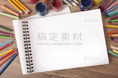 学校的书桌子上