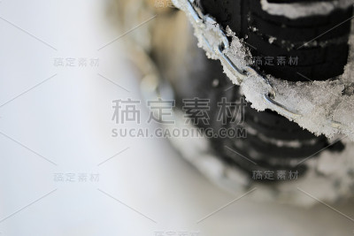 雪地上的轮胎链