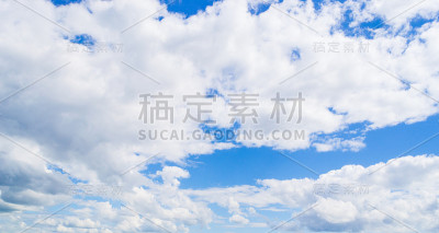 巨大的软云和蓝色的天空