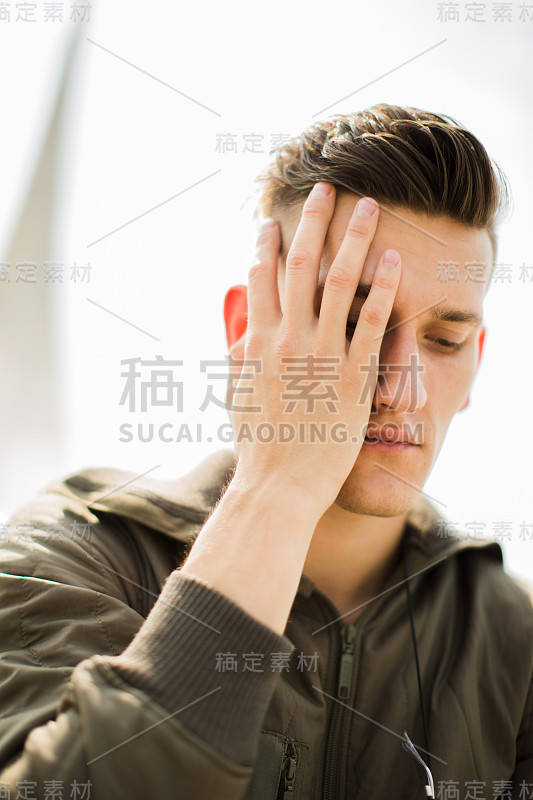 城市里的人在户外