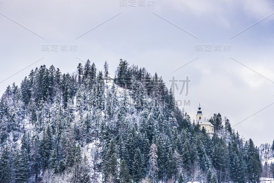 奥地利斯蒂里亚地区的一座小山上美丽的教堂