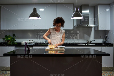 女人砸香蕉做香蕉煎饼
