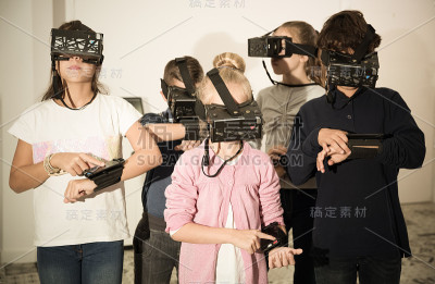 孩子们玩虚拟任务室