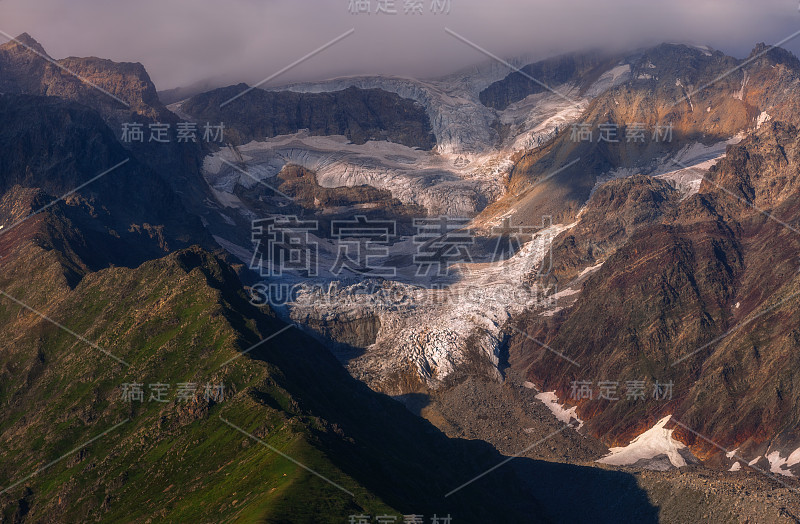 岩石和冰川。格鲁吉亚拉查高加索山脉美丽的夏日景色