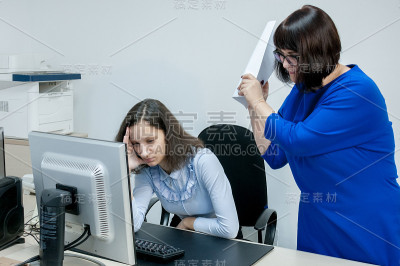 老板在办公室里对着电脑咒骂办公室的职员