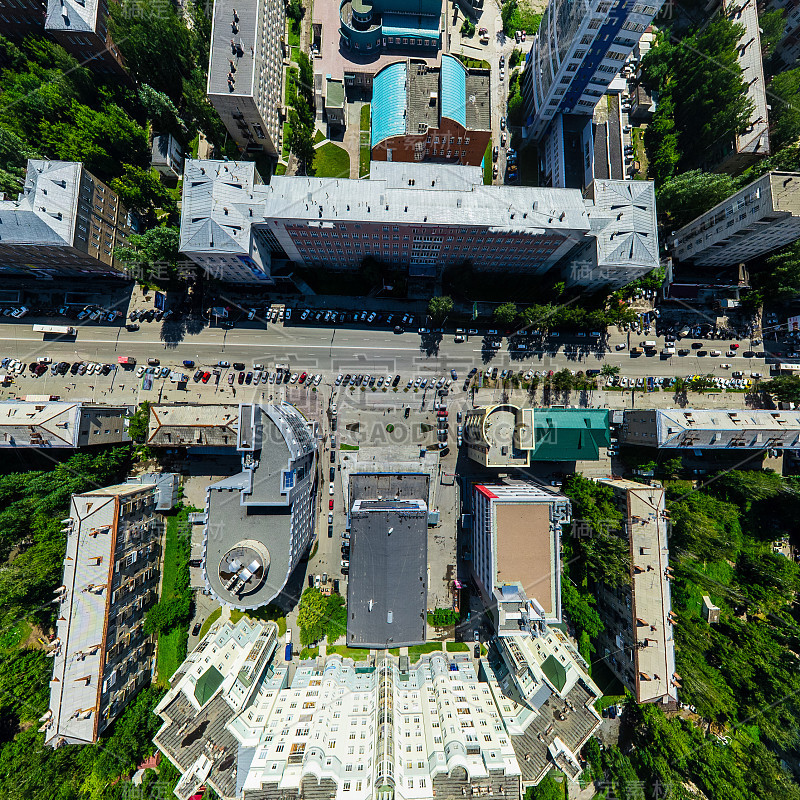 空中城市景观与十字路口和道路，房屋建筑。直升飞机