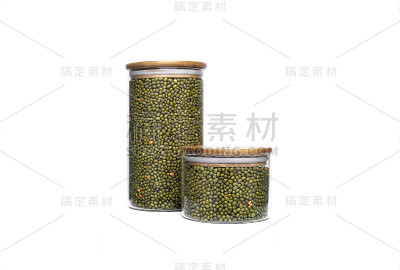 干青豆在一个玻璃罐中孤立在白色的背景