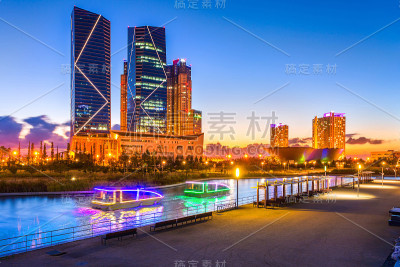 美丽的日落后的首尔市，位于韩国仁川松岛国际商务区中央公园。