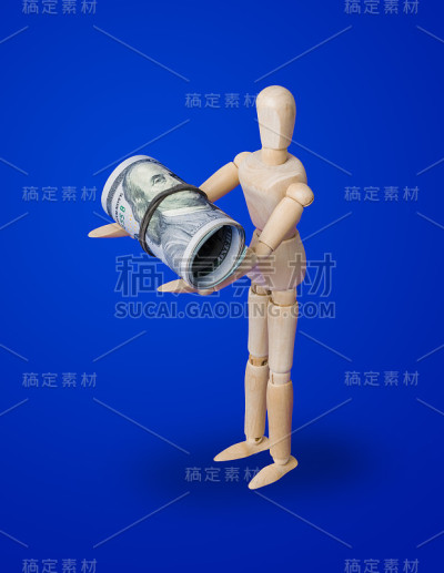 木制的玩具人物与钱在蓝色