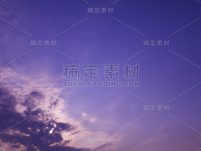 天空有戏剧性的多云日落和太阳