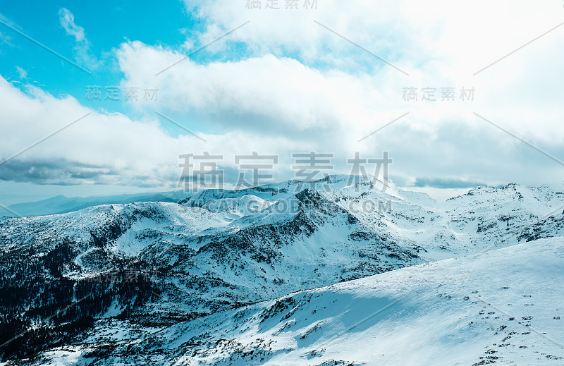 喜马拉雅高山雪峰景观，美丽的自然冬季背景。冰山顶，云天背景。