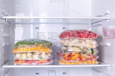 冰箱里的袋装冷冻蔬菜