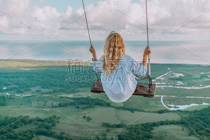 多米尼加共和国里东达山顶上年轻女子荡秋千的美丽景色。概念旅游,度假