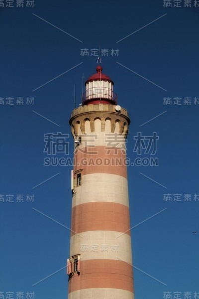 美丽而巨大的阿威罗海滩灯塔