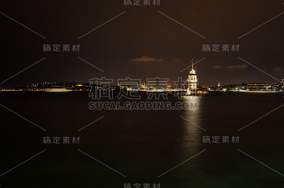 土耳其伊斯坦布尔博斯普鲁斯海峡上的少女塔