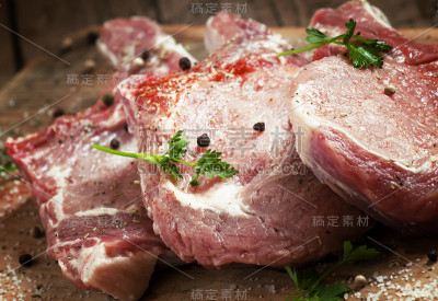 生肉排用香料放在木板上，有选择的重点