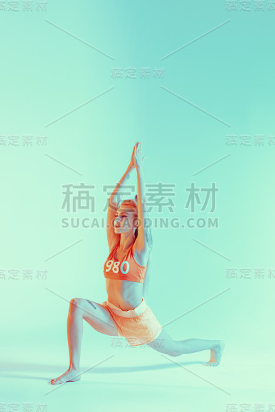运动的年轻女子在做瑜伽练习