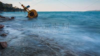 草地上的露珠水。
