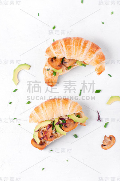 牛角面包三明治，炒鸡蛋，蘑菇和鳄梨