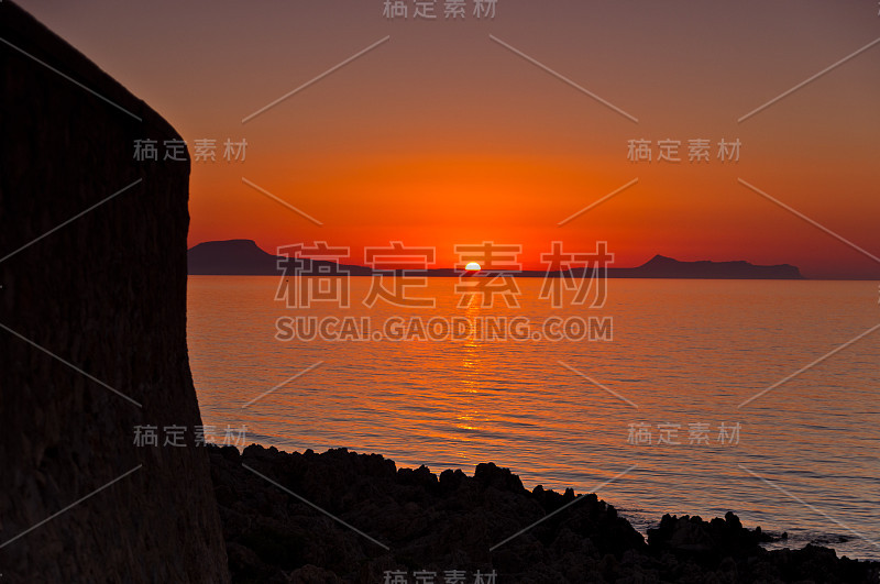 海上日落美景，群山环绕海港，克里特岛