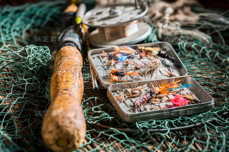 复古钓鱼设备与浮子，钩和棒