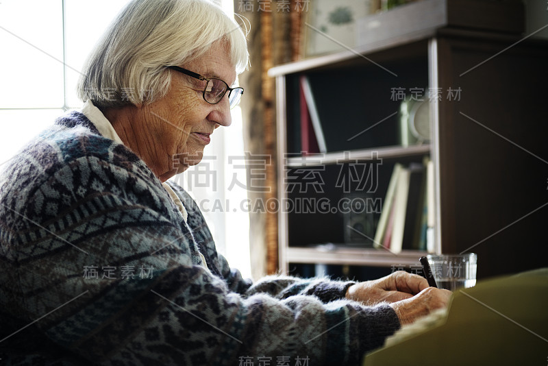 一位正在写信的资深女士
