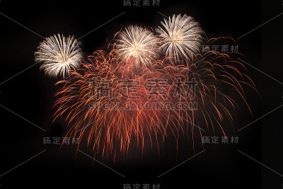 夜空中五彩缤纷的烟花