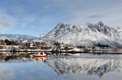 从渔港锡尔德波约纳湾向东北方向望去。Austnesfjorden-Austvagoya-Nordla