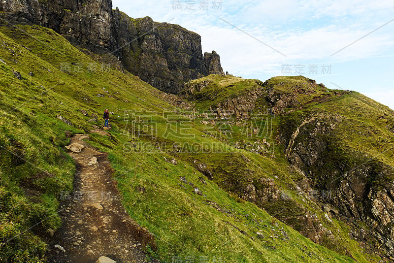 在苏格兰斯凯岛的基莱恩山徒步旅行