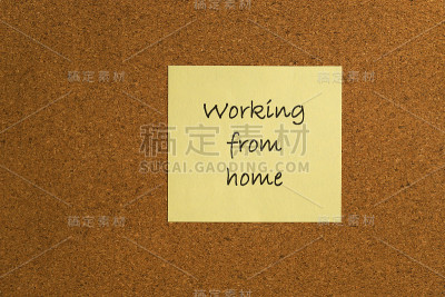 黄色便利贴提醒“在家工作”