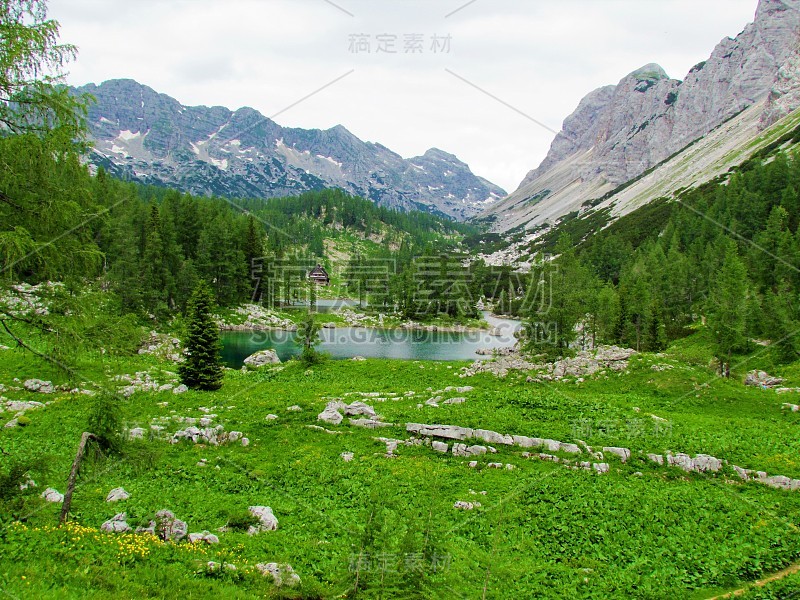 美丽的湖在特里格拉夫湖山谷