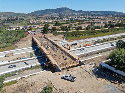 桥梁建设跨越公路鸟瞰图