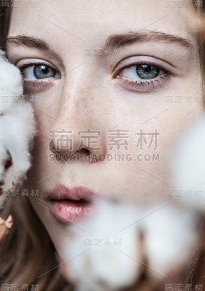 拿着棉花的女孩