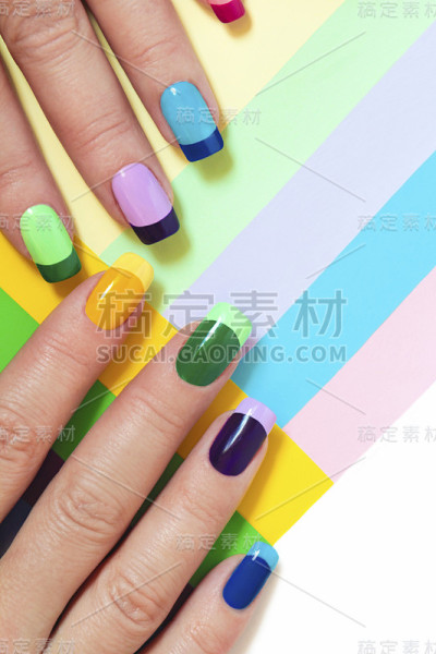 我做了一个彩色的法国指甲。